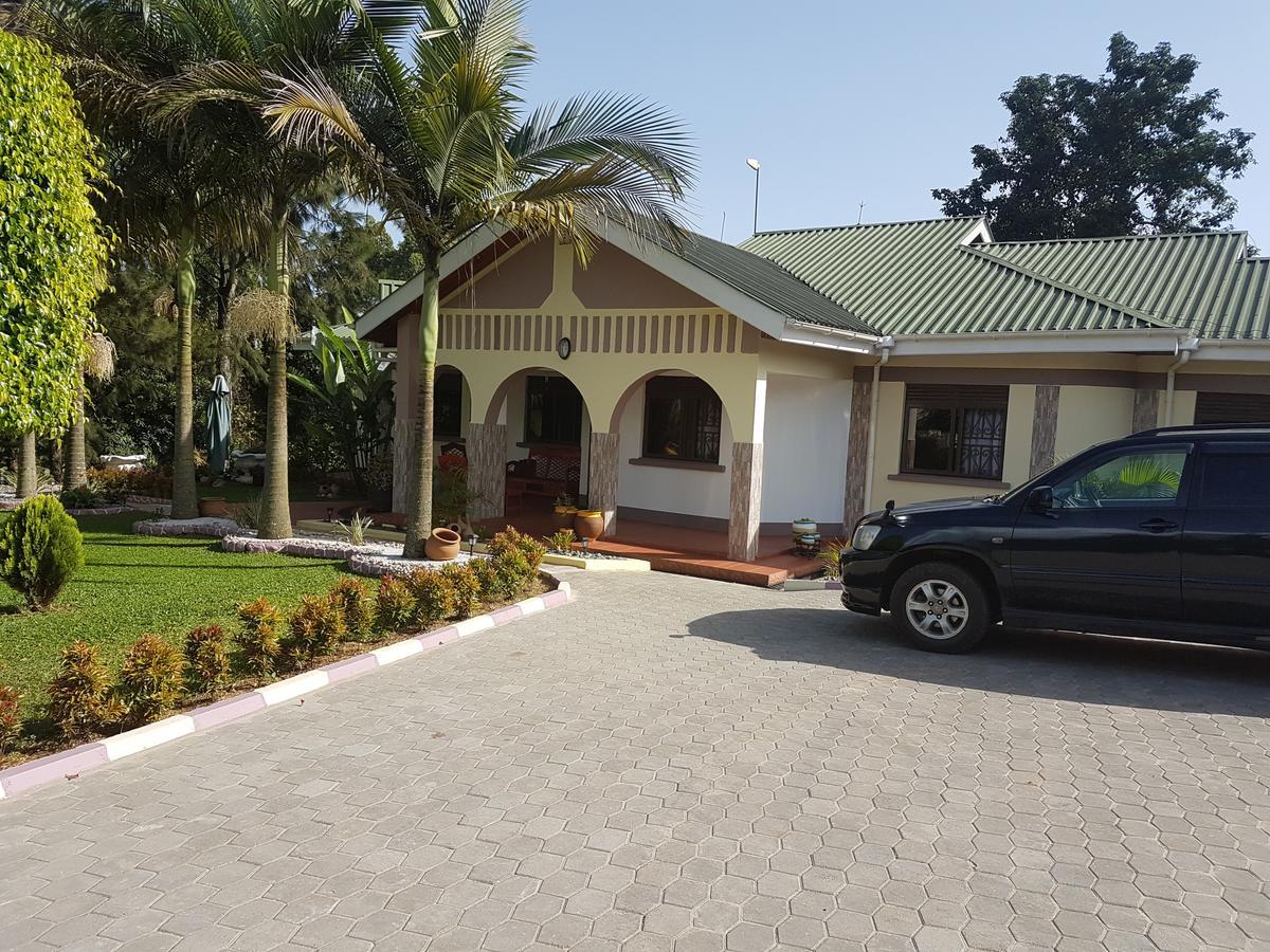 Sheevy"S Bed N Breakfast Fort Portal Exterior photo